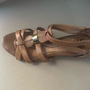 Offered in soft leather
Metallic accent
Stylish heel zipper and goring
Söfft